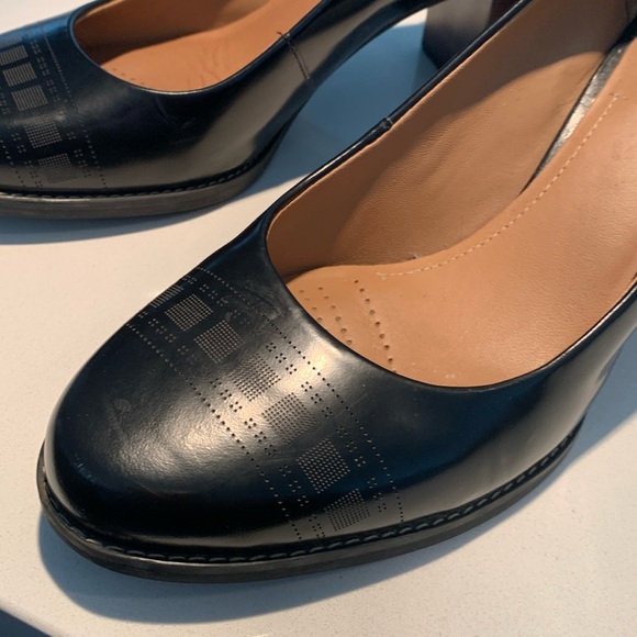 CLARKS “ARTISAN” LEATHER PUMPS - Picture 1 of 8